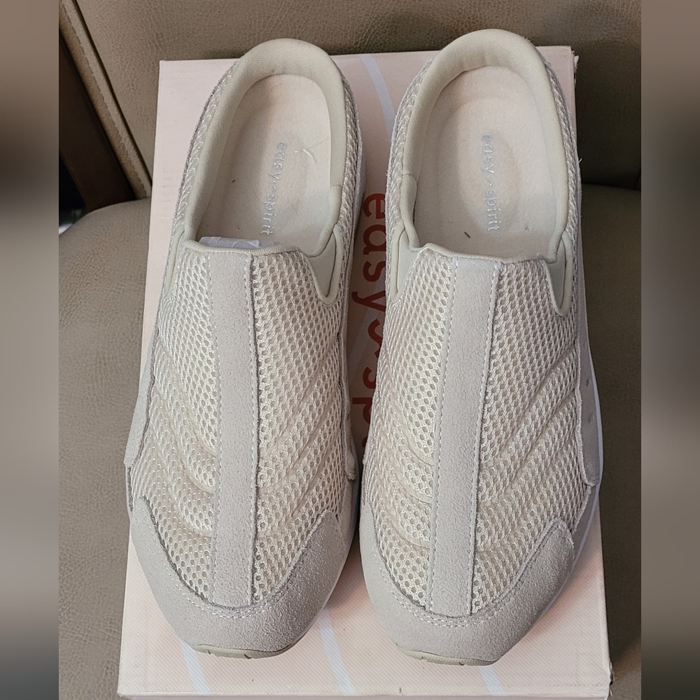 Easy Spirit Travel Time....Size 8.5...NEW